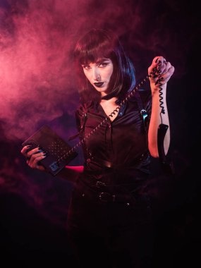 Renkli ışıkla poz veren kız