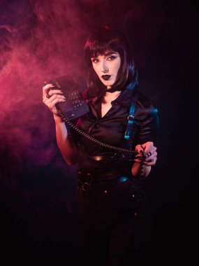 Renkli ışıkla poz veren kız