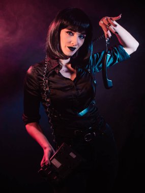 Renkli ışıkla poz veren kız