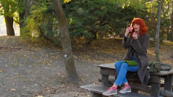가을 공원에 빨간 머리 여자 — 비디오