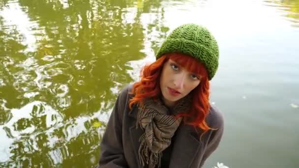 Ragazza con i capelli rossi nel parco autunnale — Video Stock