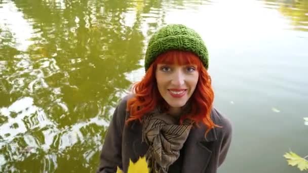 Ragazza con i capelli rossi nel parco autunnale — Video Stock