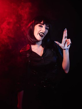 Renkli ışıkla poz veren kız