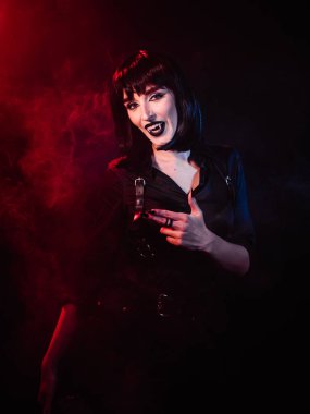 Renkli ışıkla poz veren kız