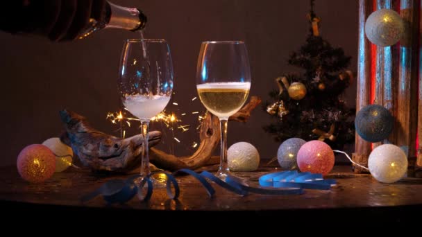 Decoración de Año Nuevo en la mesa — Vídeos de Stock
