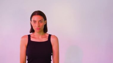 Pembe arka plandaki kız poz veriyor