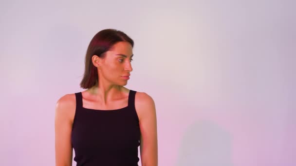 Girl on a pink background posing — Stock Video