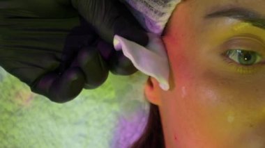 Kız kanepede kozmetik işlemleri yapıyor.