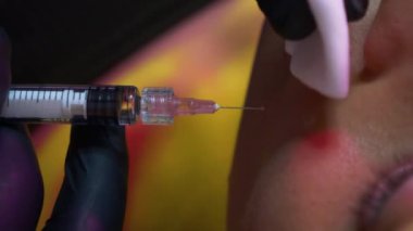 Kız kanepede kozmetik işlemleri yapıyor.