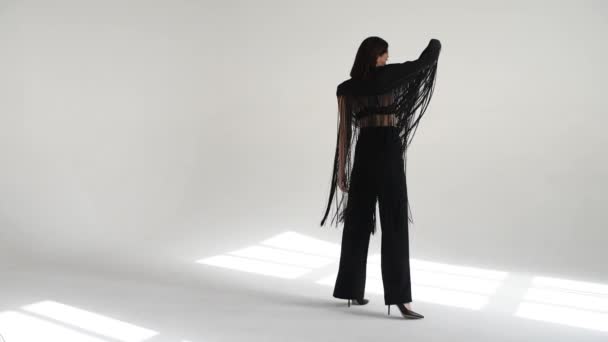 Menina em roupas pretas no estúdio — Vídeo de Stock
