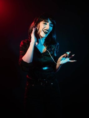 Renkli ışıkla poz veren kız