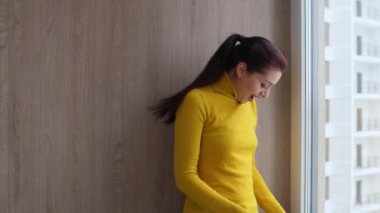 Kız evde hediyelerle oynuyor.