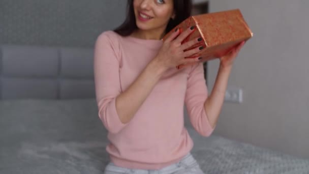 Dziewczyna w domu majstrowanie z prezenty — Wideo stockowe