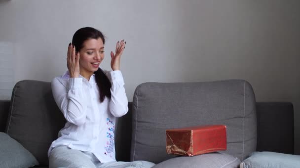 Fille à la maison violon avec des cadeaux — Video