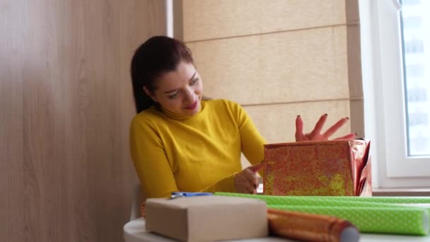 Chica en casa jugueteando con regalos — Vídeo de stock