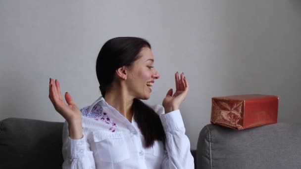 Chica en casa jugueteando con regalos — Vídeos de Stock