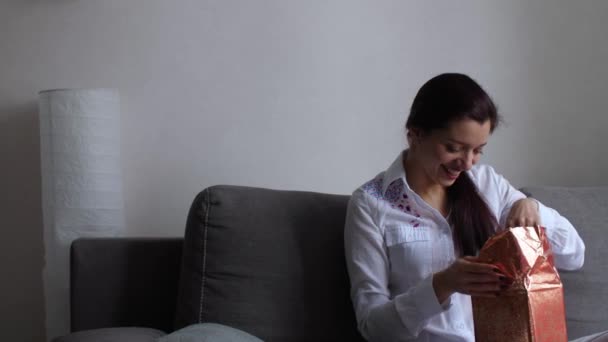 Fille à la maison violon avec des cadeaux — Video