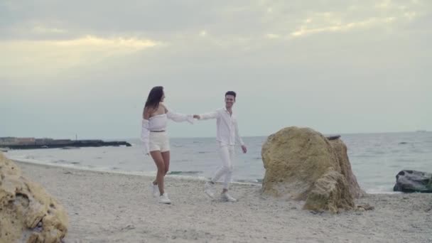 Dziewczyna i facet na morzu o świcie — Wideo stockowe