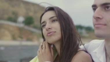 Bir kız ve bir erkek şafakta denizde.