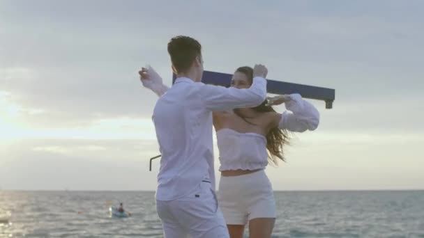 동틀 녘의 소녀와 바다에 있는 남자 — 비디오