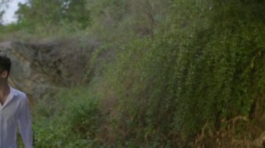 Bir kız ve bir erkek şafakta denizde.