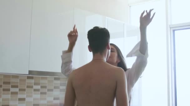 Un mec avec une fille à la maison le matin — Video