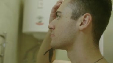 Erkek ve kız dişlerini fırçalıyorlar.