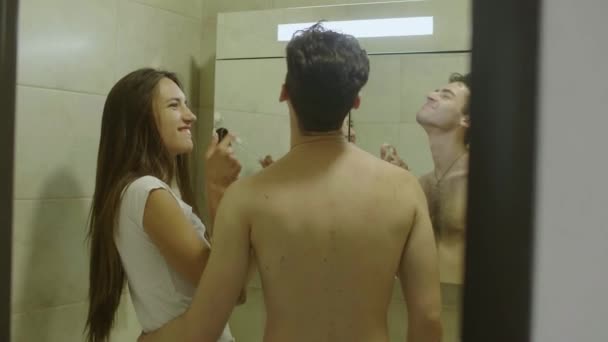 Chico y chica cepillarse los dientes — Vídeo de stock