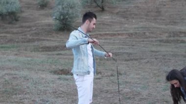 Çadırlı kız pikniği yapan adam