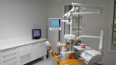 Görüntüleri görüntülemek için bir monitörü olan dişçi ofisi