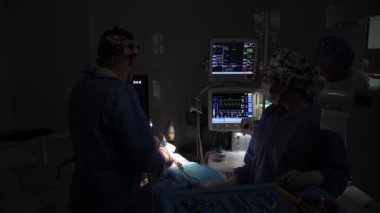 Doktor bir çocuğu ameliyat eder.