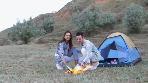 Kerl mit Mädchen Picknick mit Zelt — Stockvideo