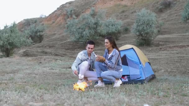 Парень с девушкой пикник с палаткой — стоковое видео