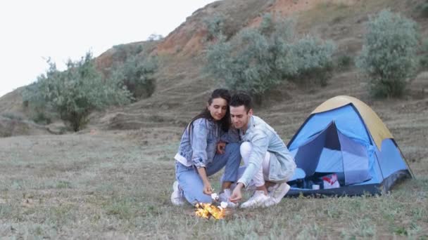 Guy with girl picnic with tent — Stock Video