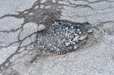 Montreal sokakta büyük derin çukur