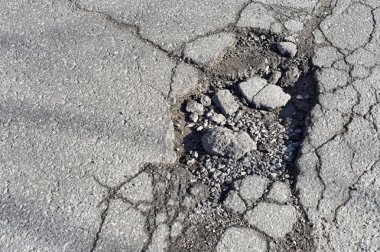 Montreal sokakta büyük derin çukur