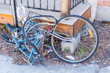Ezilmiş enkaz bir bisiklet