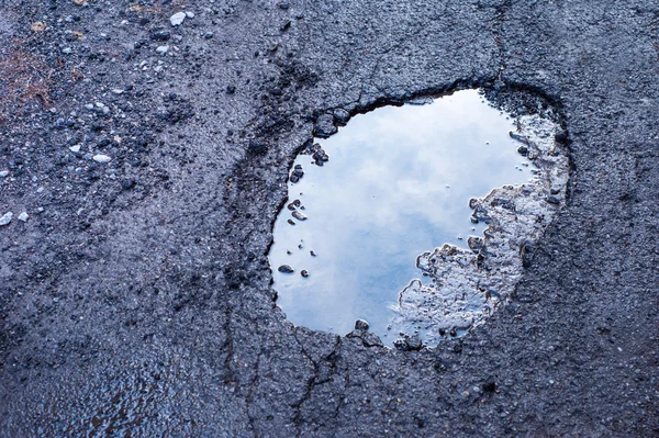 Schlagloch nach Regen — Stockfoto