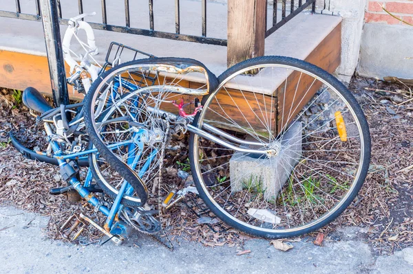 Ezilmiş enkaz bir bisiklet