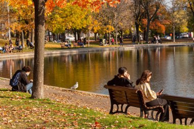 Montreal, CA - 23 Ekim 2020: İnsanlar sonbahar sezonunda La Fontaine Park 'ta sıcak ve güneşli bir günün tadını çıkarıyorlar