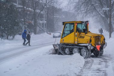 Montreal, CA - 2 Şubat 2021: kar temizleme aracı kar fırtınası sırasında