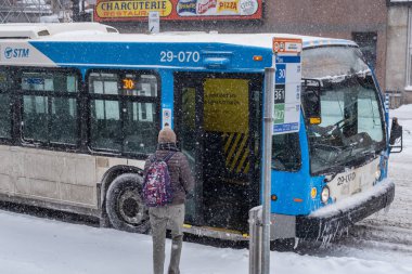 Montreal, CA - 2 Şubat 2021: Kar fırtınası sırasında STM otobüsüne binen adam