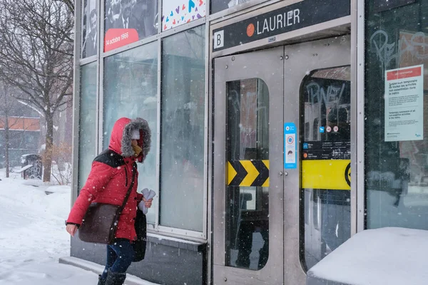 Montreal Febrero 2021 Pasajero Que Entra Estación Metro Laurier —  Fotos de Stock