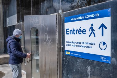 Montreal, CA - 22 Nisan 2021: Adam aşılanmak için Olimpik Stadyum Covid-19 'a giriyor