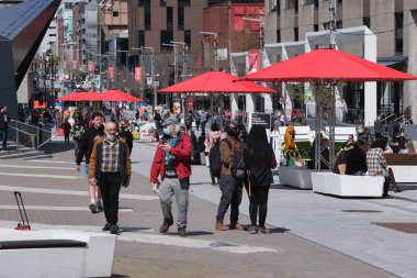 Montreal, CA - 6 Mayıs 2021: Montreal 'deki St. Catherine Caddesi' nde yürüyen insanlar.