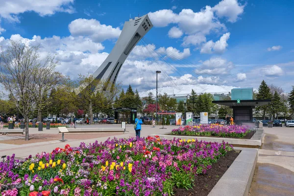 Montreal, CA - 10 Mayıs 2021: Montreal Olimpiyat Stadyumu önünde renkli çiçekler bulunan kule