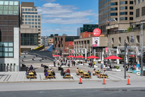 Montreal Mayo 2021 Personas Sentadas Mesas Picnic Calle Ste Catherine —  Fotos de Stock