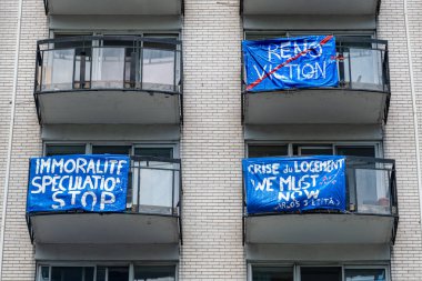 Montreal, CA - 26 Mayıs 2021: Quebec 'te güçlü bir konut krizi yaşanıyorken, Papineau Caddesi' ndeki bir binanın kiracıları yenileme (yenileme) eylemlerini protesto ediyorlar.