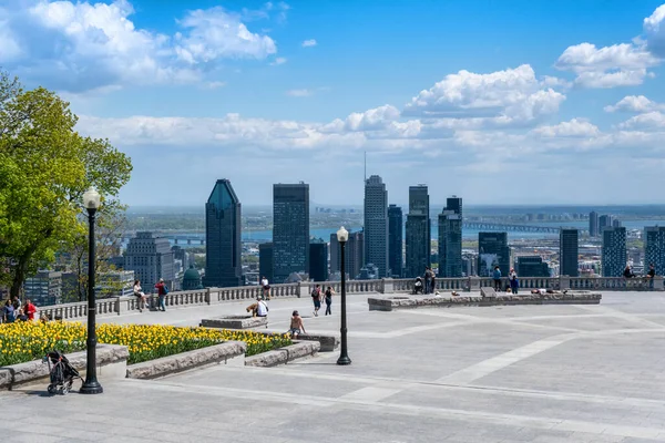 Montreal Mayo 2021 Personas Disfrutando Vista Del Horizonte Montreal Desde —  Fotos de Stock