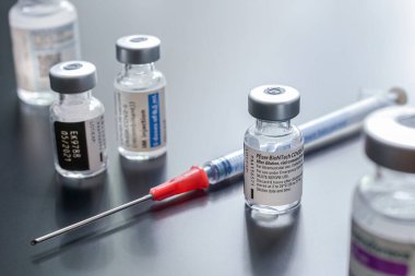 Montreal, CA - 3 Haziran 2021: Diğer Coronavirus aşı şişeleri arasında Pfizer-BioNTech Covid-19 aşısı